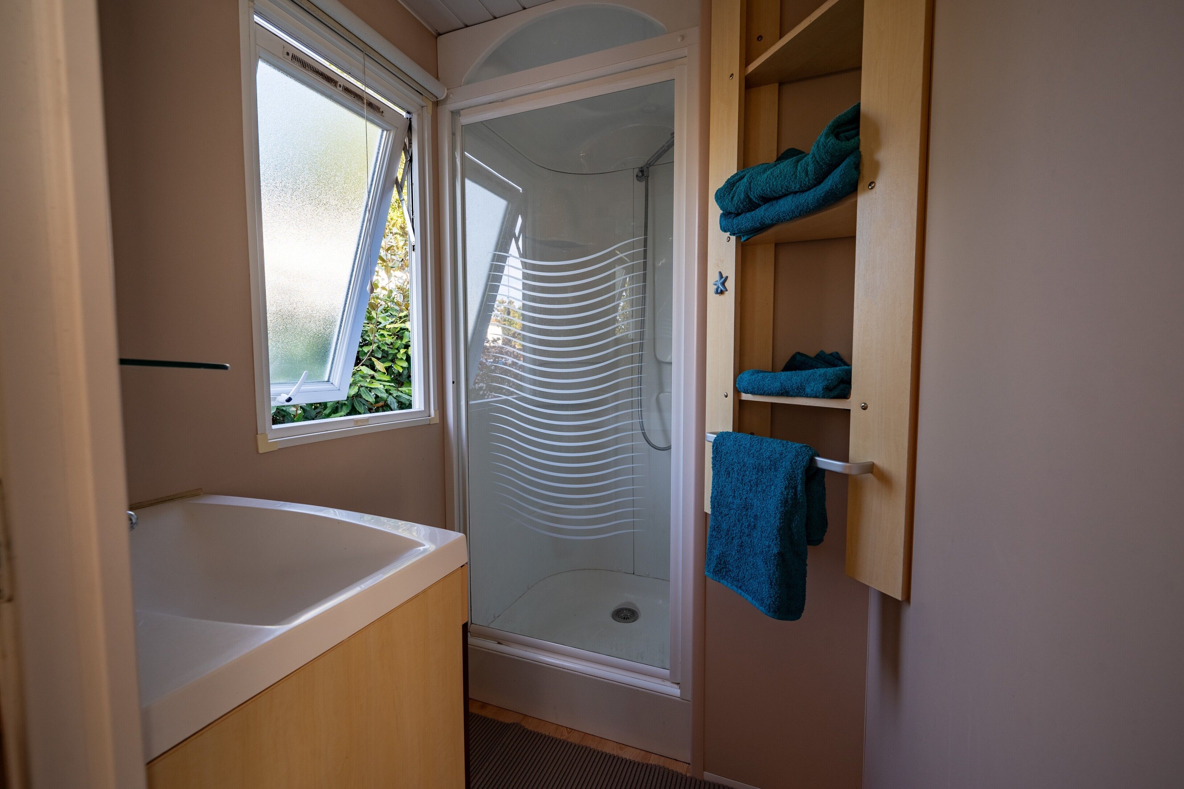 Een douche, handdoeken