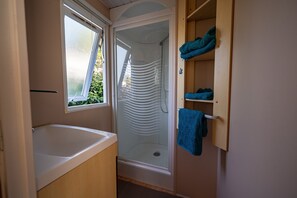 Douche, serviettes fournies