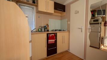 Een koelkast, een microgolfoven, een kookplaat, een vaatwasser