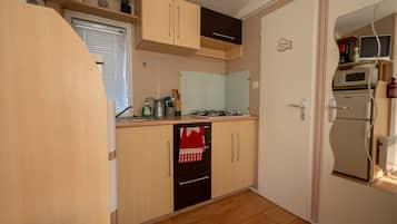 Réfrigérateur, micro-ondes, plaque de cuisson, lave-vaisselle