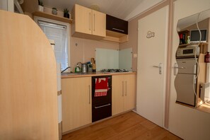 Kylskåp, mikrovågsugn, spishäll och diskmaskin