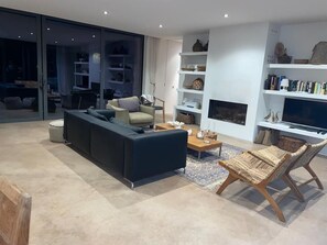 TV, ping pong - Plage Et Campagne Dans le Superbe Golfe de Pinarello (Zonza)