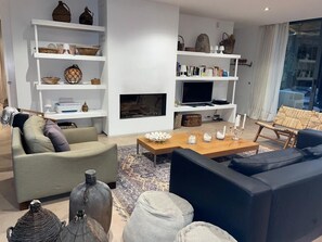 TV, ping pong - Plage Et Campagne Dans le Superbe Golfe de Pinarello (Zonza)