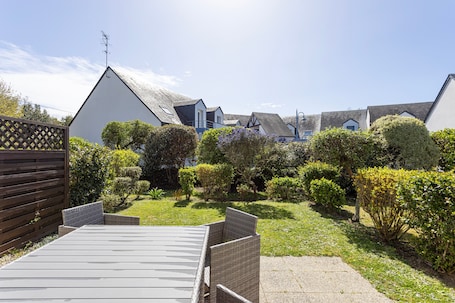 Restauration extérieure. Appartement 'La Mouette St Philibert 3 Étoiles' avec Terrasse et Jardin Privés, Wi-Fi