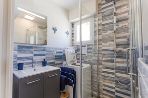 Shower, hair dryer, towels