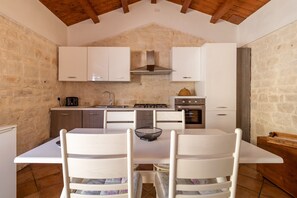 Réfrigérateur, four, plaque de cuisson, lave-vaisselle