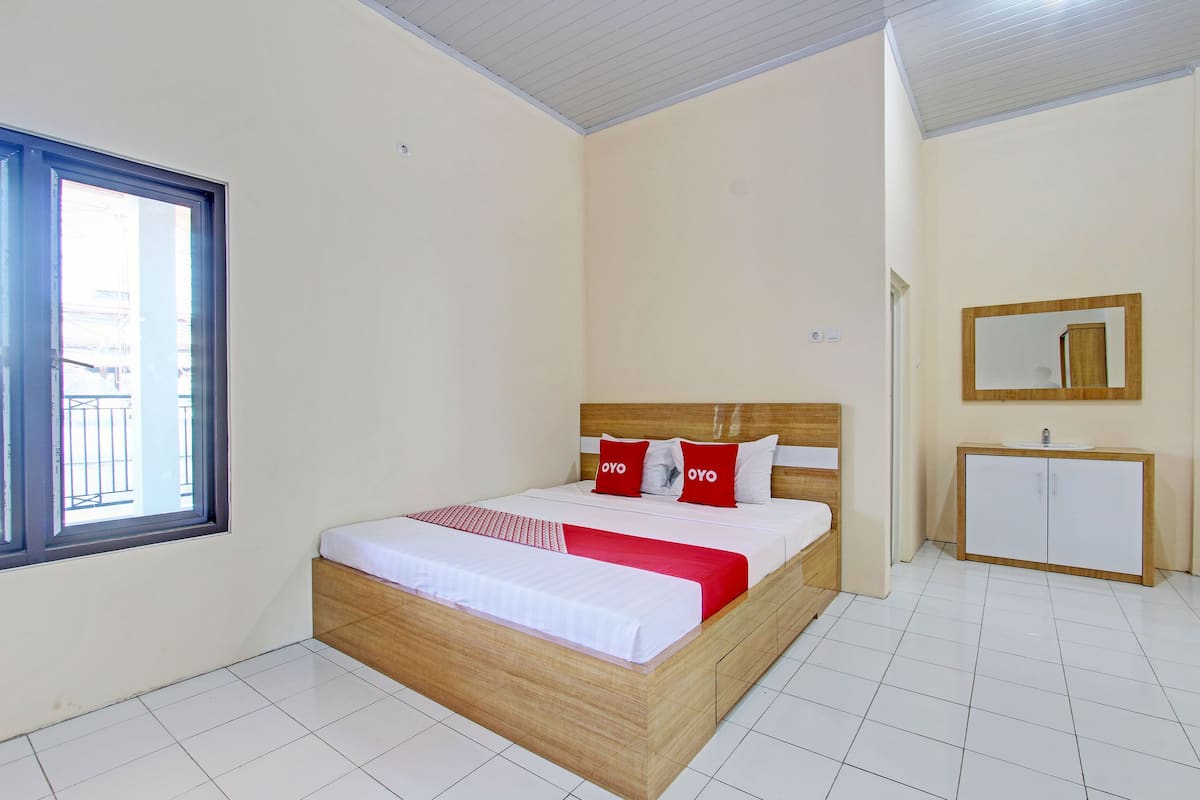 Deluxe Double Room | Laptop workspace, free WiFi, bed sheets