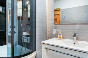 Shower, hair dryer, towels