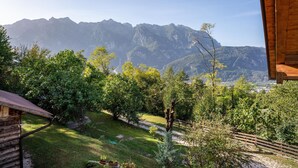 A wooden cabin with a view of mountains. - Chalet 'Maso Gigi' with Mountain View, Private Garden and Wi-Fi (Ivano fracena)