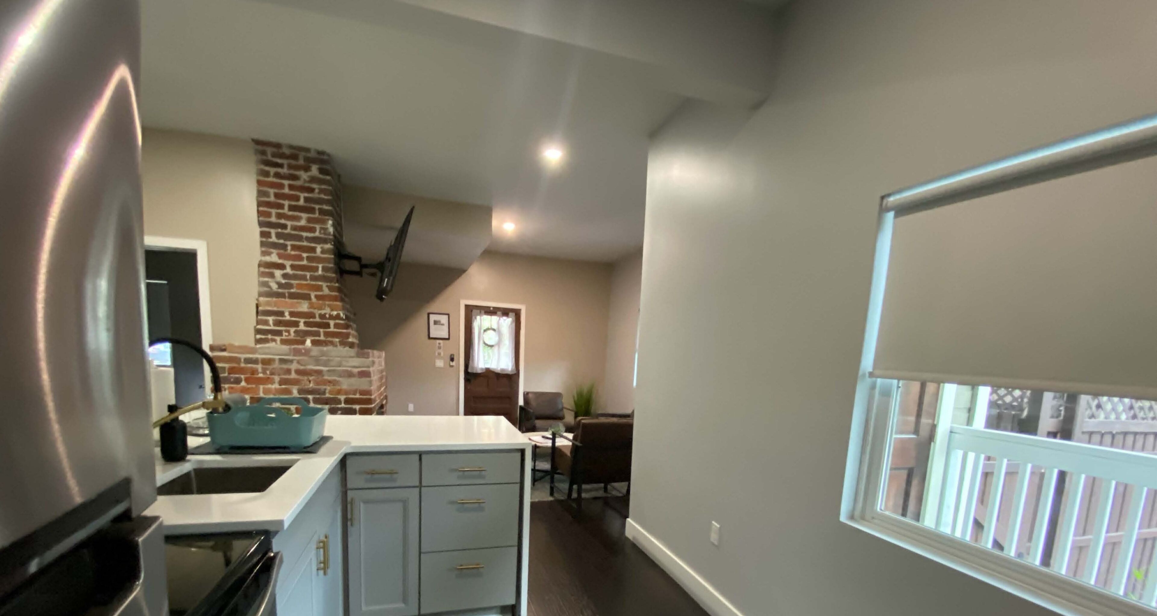 Jääkaappi, mikroaaltouuni, uuni, kahvin-/teenkeitin