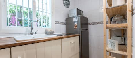 Fridge, microwave, stovetop, coffee/tea maker