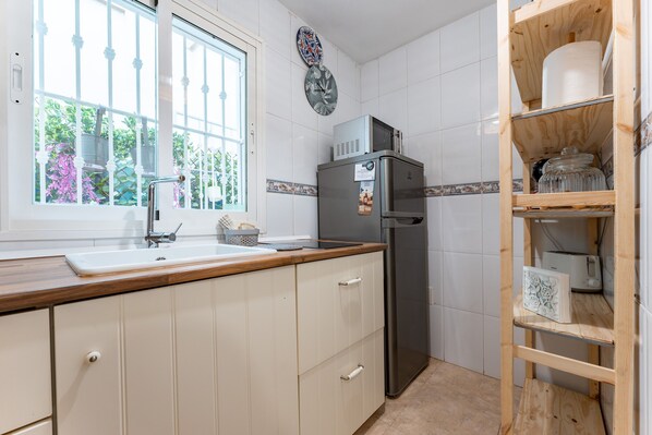 Een koelkast, een magnetron, een kookplaat