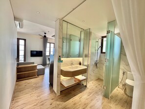 Secador de pelo, bidet, toallas, jabón