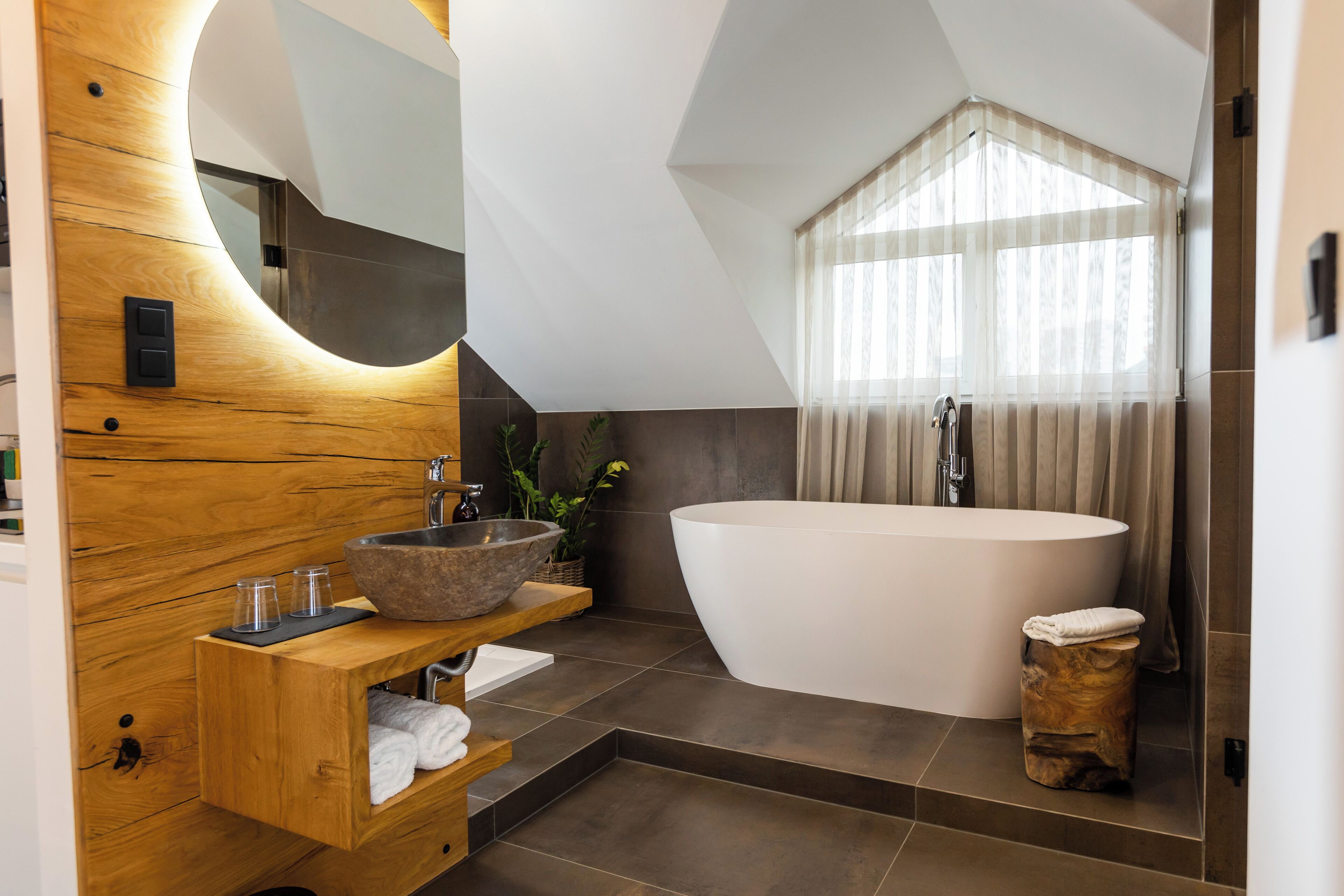 Sèche-cheveux, serviettes fournies, savon, shampoing