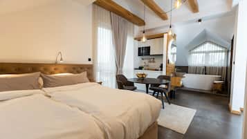 1 bedroom, in-room safe, desk, free WiFi