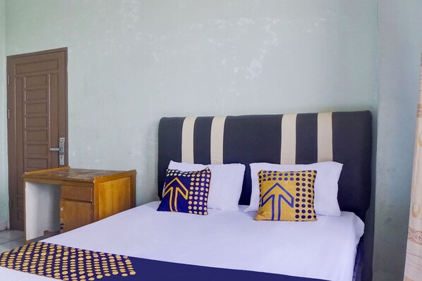 Laptop workspace, free WiFi, bed sheets - Hotel O Penginapan Pakam (Lubukpakam)