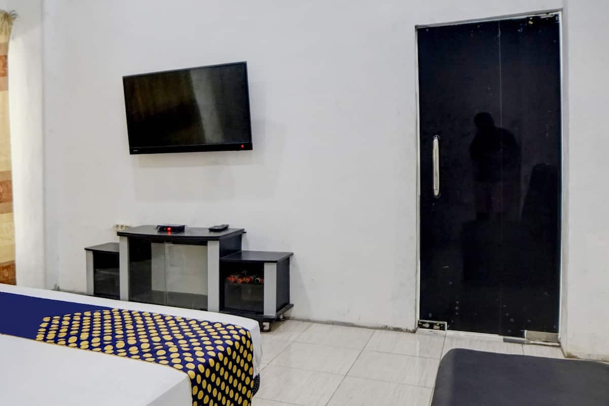 basic double room | laptop workspace, free wifi, bed sheets