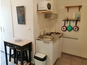 Stovetop, cookware/dishes/utensils