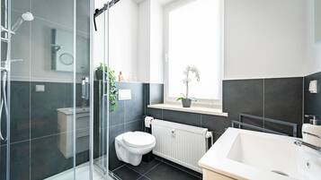 Dusche, Haartrockner, Handtücher, Seife