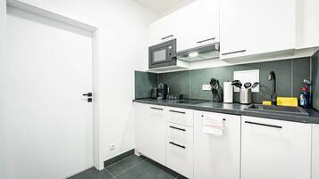 Kühlschrank, Mikrowelle, Herdplatte, Geschirrspüler