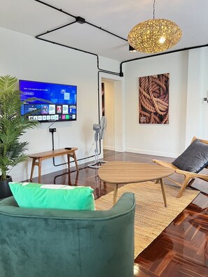 스위트 | 거실 공간 | 케이블 채널 시청이 가능한 55인치 스마트 TV