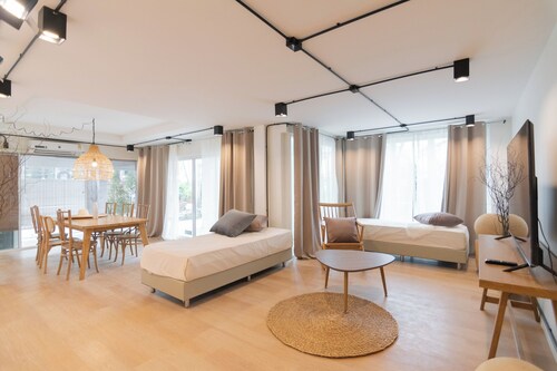 MINI-ME HUBS - Charm Suites in Old City