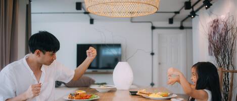 Suite Familiale | Coin séjour | TV connectée de 55 pouces avec chaînes par câble