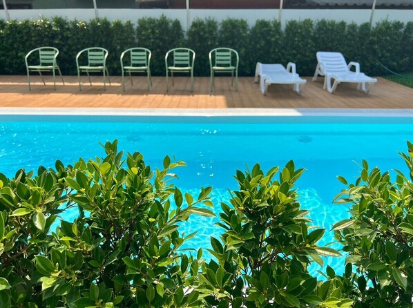 Una piscina al aire libre