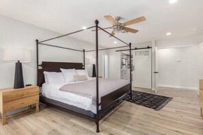 5 bedrooms, desk, iron/ironing board, travel crib