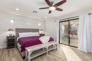 5 chambres, bureau, fer et planche à repasser, lit parapluie