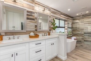 Bathtub, hair dryer, towels - The Larkspur|2 Masters|Heated Pool|Gameroom (Scottsdale)