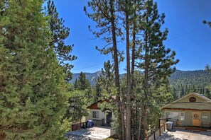 Exterior - Vista Chalet By Destination Big Bear: Close to Bear Mountain Ski Resort! Views of the Slopes! Vaulted Ceilings! (Big Bear Lake)