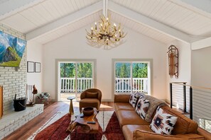 Fernseher, Kamin, Tischfußball