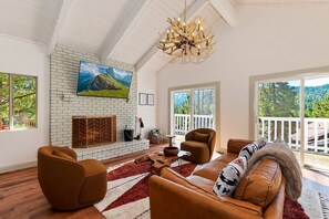 Fernseher, Kamin, Tischfußball