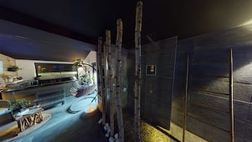 Een sauna, een bubbelbad, een stoombad, hotstone-massages, body wraps