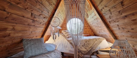 Cabane Indiana & SPA | 1 chambre, literie de qualité, lit avec matelas Select Comfort, minibar