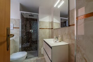 Douche, sèche-cheveux, bidet, serviettes fournies
