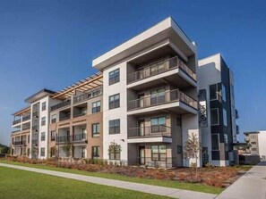 Exterior - Cozysuites Spacious 2BR next to Whole Foods (Indianapolis)