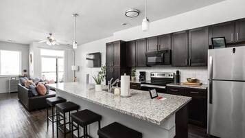 Refrigerador, microondas, horno y parrilla de estufa