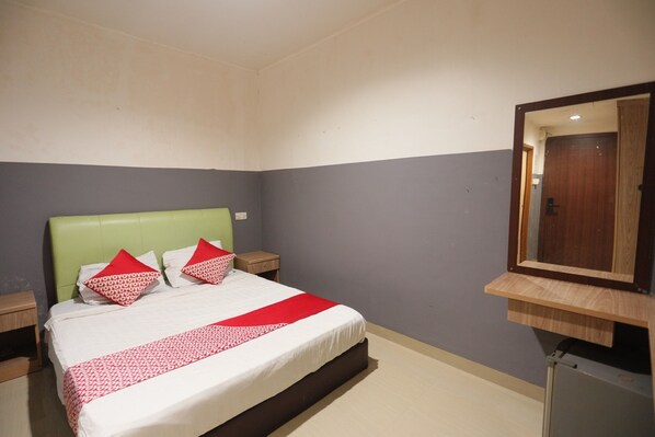 Desk, laptop workspace, free WiFi, bed sheets - OYO 92988 City Room (Batam)