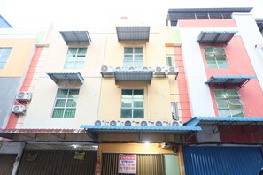 Front of property - OYO 92988 City Room (Batam)