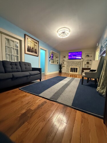 Spacious Home Prime Location Near Train, JFK, Dining, Shop, Parking & Essentials