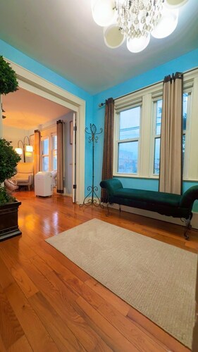 Spacious Home Prime Location Near Train, JFK, Dining, Shop, Parking & Essentials