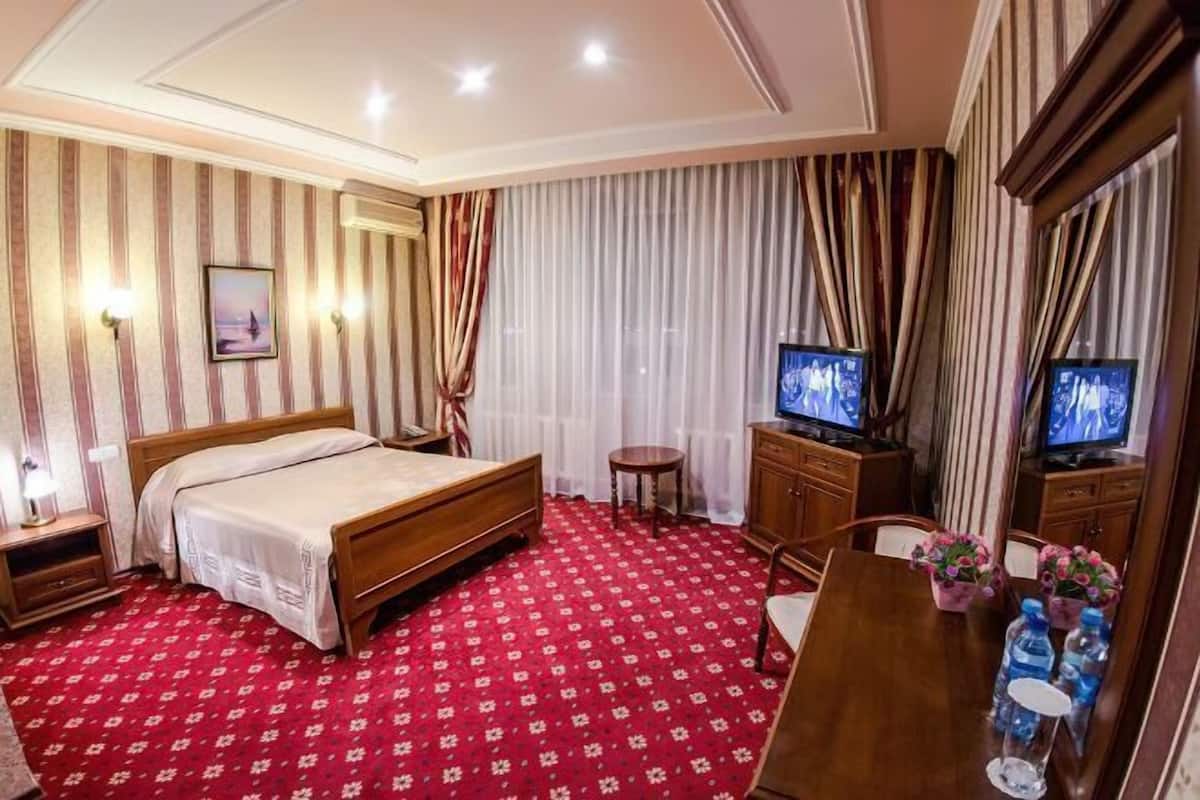 1 bedroom, in-room safe, desk, iron/ironing board