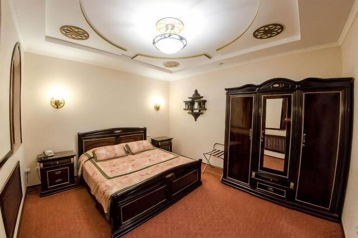 1 habitación, caja de seguridad en la habitación y escritorio
