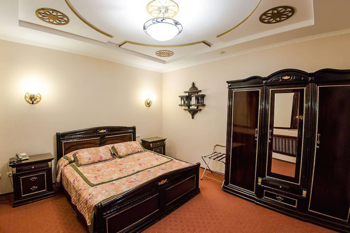 Luxury Double Room | 1 bedroom, in-room safe, desk, iron/ironing board