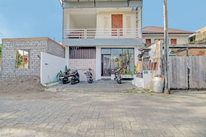Vista frontal de la propiedad