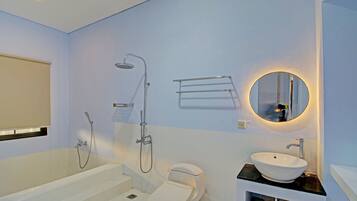 Deluxe Double Room | Bathroom | Shower, towels, soap, toilet paper