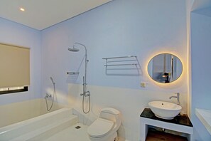 Habitación Deluxe doble | Baño | Ducha, toallas, jabón y papel higiénico
