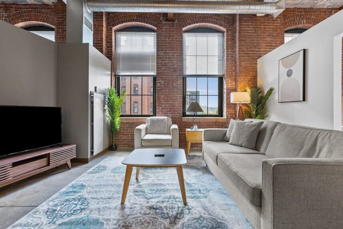 2BR Historic Loft Oasis With Pool & Gym